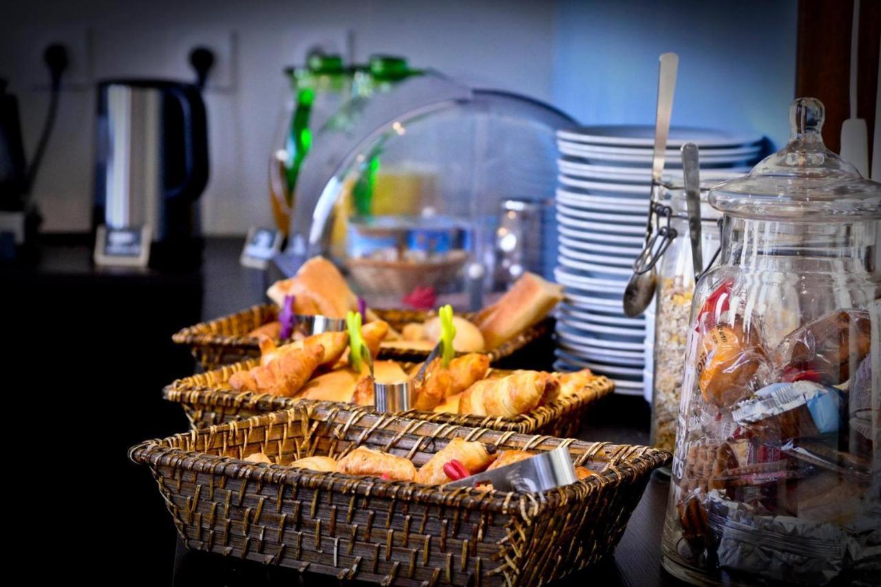 Hotel Le Comty Feurs Экстерьер фото