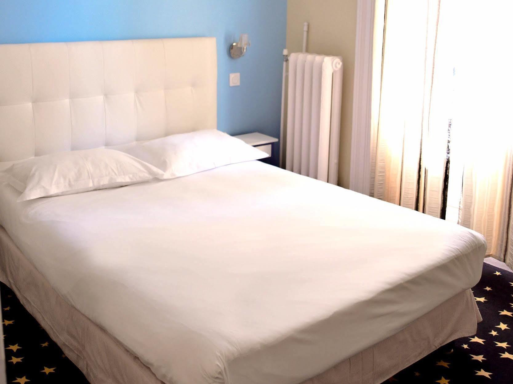 Hotel Le Comty Feurs Экстерьер фото