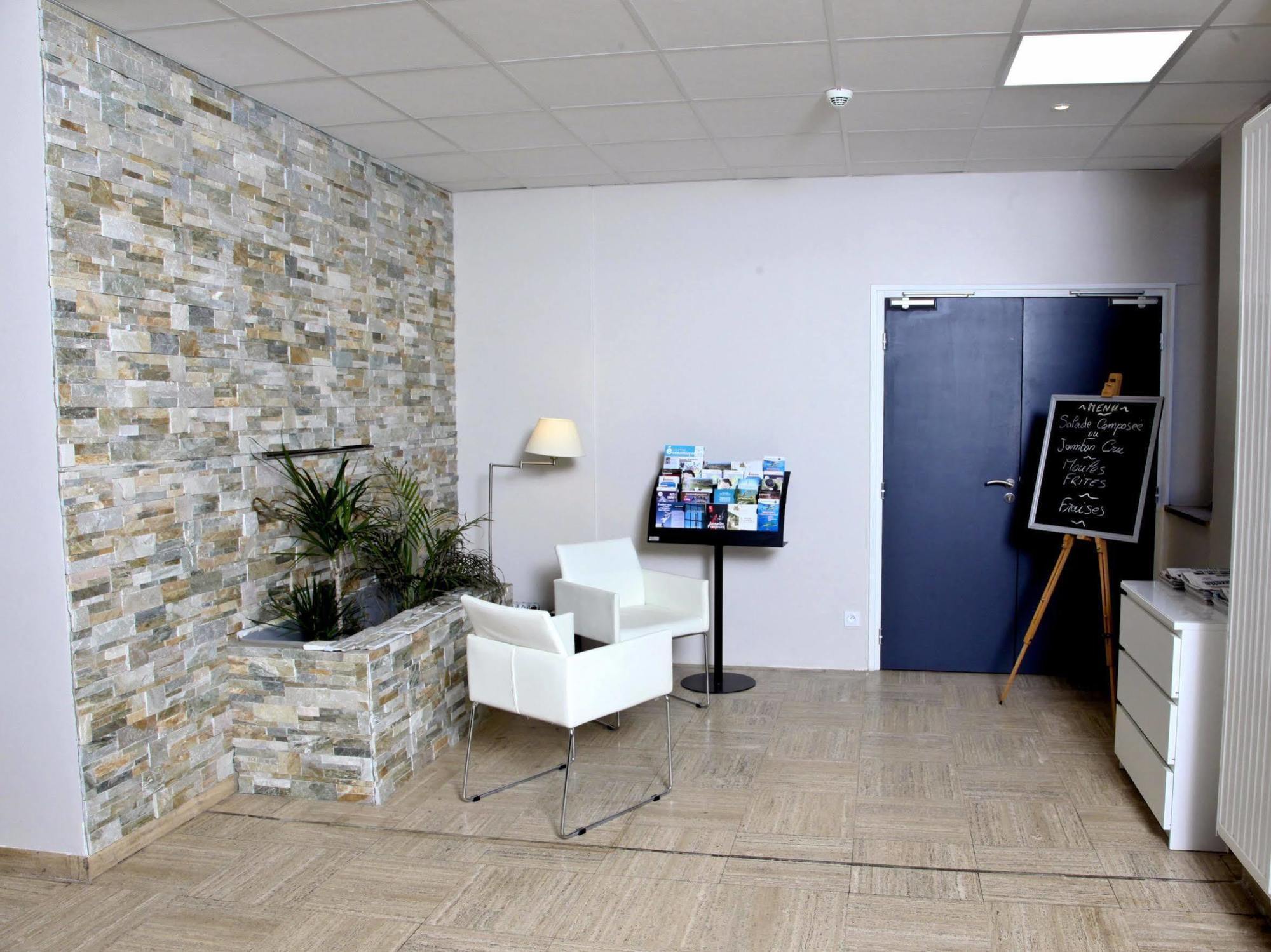 Hotel Le Comty Feurs Экстерьер фото